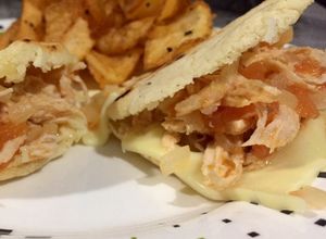 Una foto de Arepitas rellenas y chips de papa