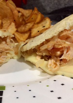 Una foto de Arepitas rellenas y chips de papa