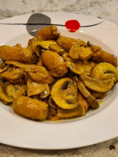 Una foto de Salchichas frescas con champiñones al curry