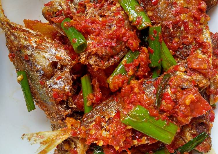 Bagaimana Menyiapkan Ikan Selar Balado yang Lezat