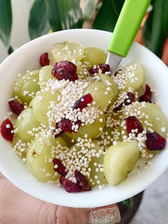 Una foto de Yogurt griego con uvas 🍇