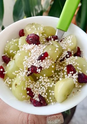 Una foto de Yogurt griego con uvas 🍇