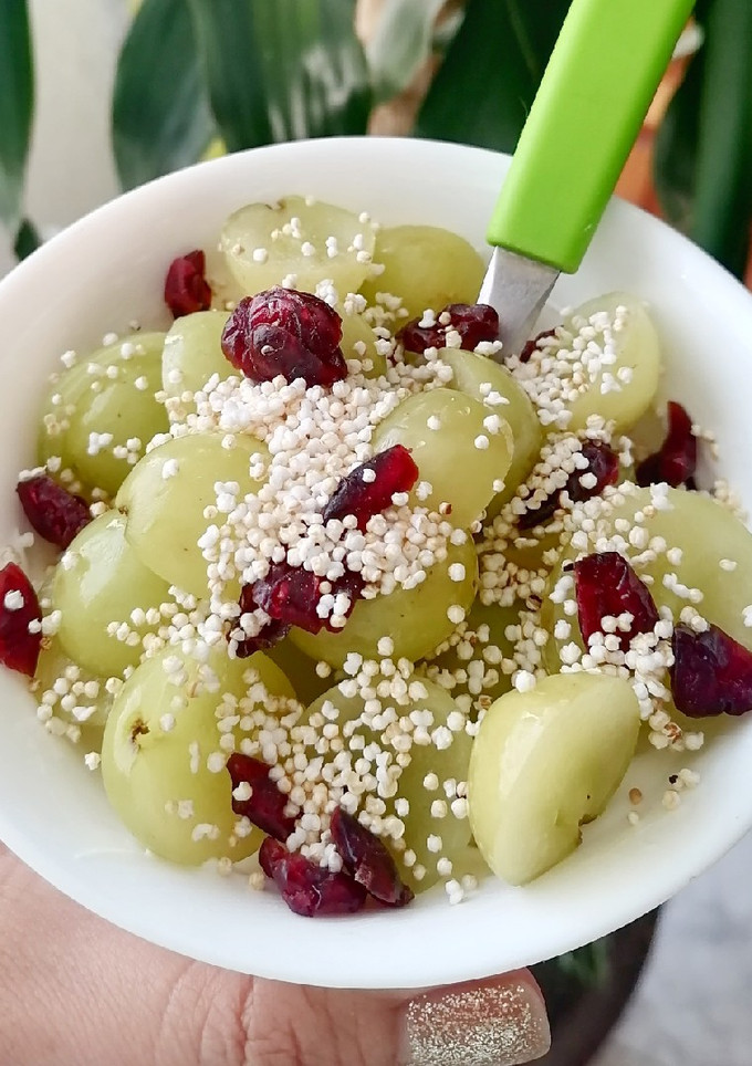 Una foto de Yogurt griego con uvas 🍇
