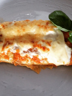 Una foto de Canelones de acelgas con salsa de tomate y salsa blanca