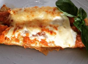 Una foto de Canelones de acelgas con salsa de tomate y salsa blanca