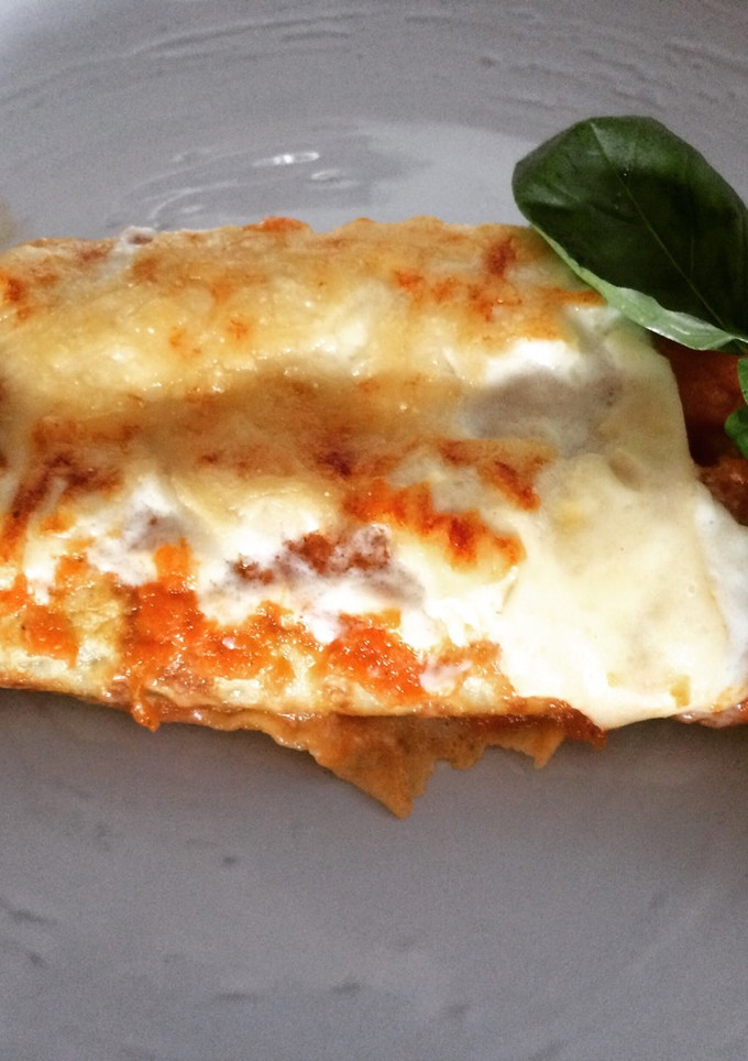 Una foto de Canelones de acelgas con salsa de tomate y salsa blanca