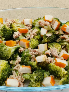 Una foto de Brócoli con surimi y atún