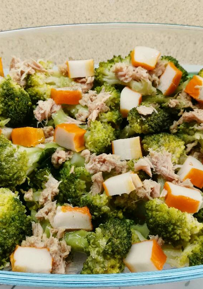 Una foto de Brócoli con surimi y atún