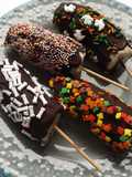 Palitos de plátano helados cubiertos de chocolate