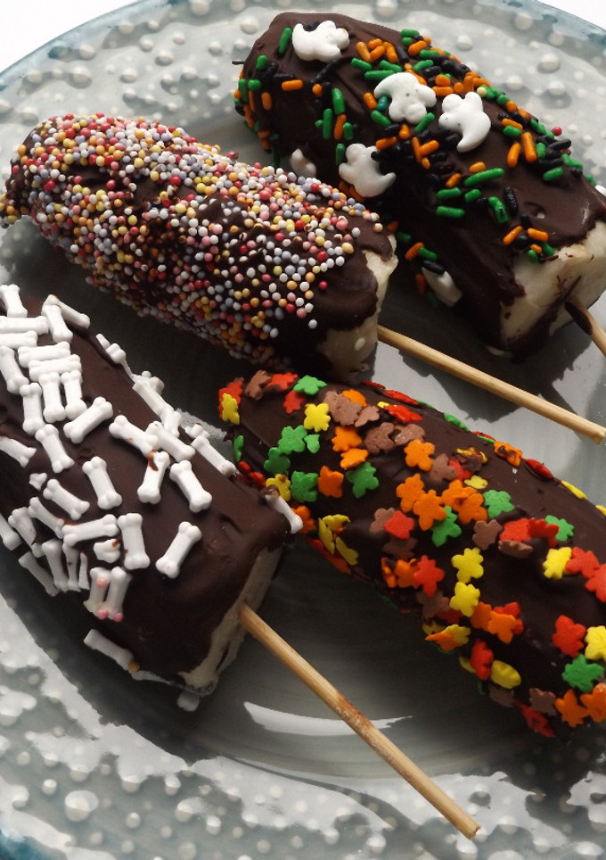 Una foto de Palitos de plátano helados cubiertos de chocolate