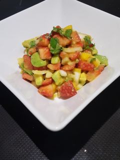 Una foto de Ceviche con fresas y mango