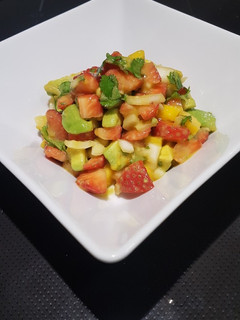 Una foto de Ceviche con fresas y mango