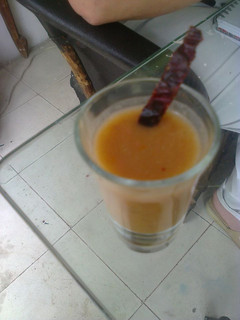 Una foto de Chupito salado de mango y chile guajillo asado Martín