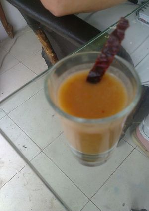 Una foto de Chupito salado de mango y chile guajillo asado Martín