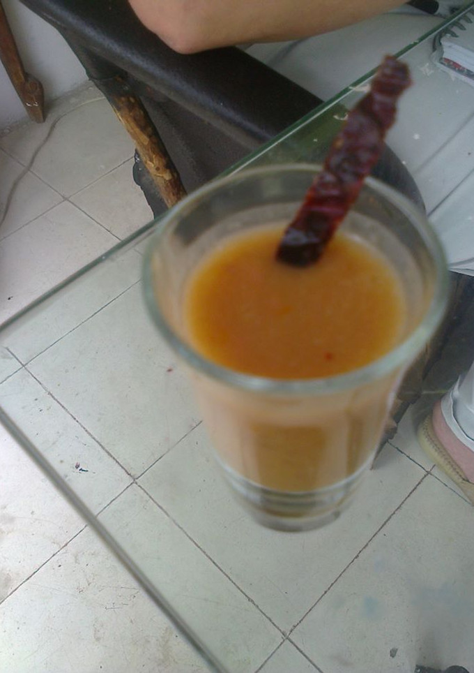 Una foto de Chupito salado de mango y chile guajillo asado Martín