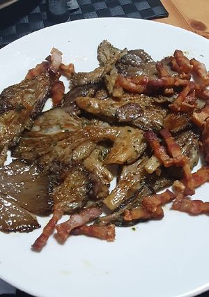 Una foto de Setas a la plancha con panceta ibérica