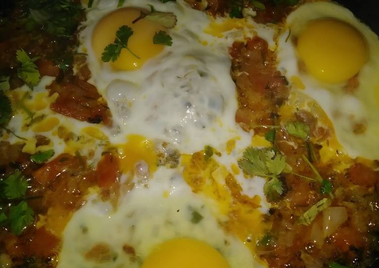 Eggs with onion tomatoes