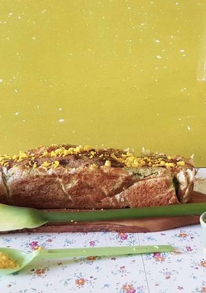 Foto di Plum-cake ai piselli, mimosa d’uovo e maionese al vino