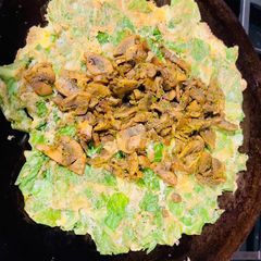 A picture of Lettuce mushrooms omelette.