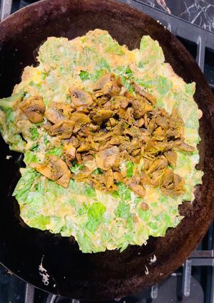 A picture of Lettuce mushrooms omelette.