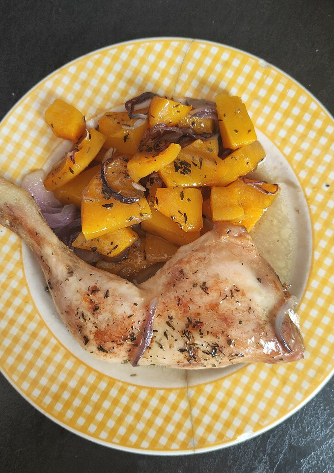 Una foto de Pollo al horno con calabaza