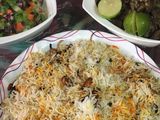 رز مع البصل والمكسرات والزبيب