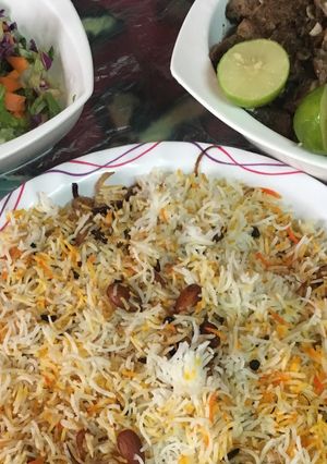 صورة لوصفة رز مع البصل والمكسرات والزبيب