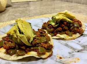 Una foto de Vampiritos de nopales con chorizo