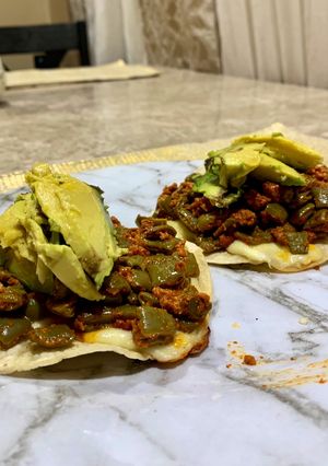 Una foto de Vampiritos de nopales con chorizo