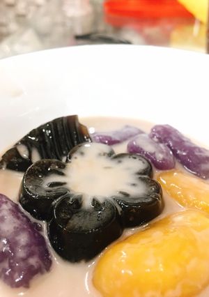 Hình của món Chè khoai dẻo thạch cao quy linh.