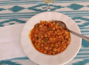 Una foto de Garbanzos con bacalao en fritada de verduras