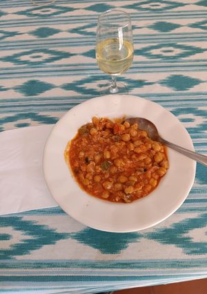 Foto principal de Garbanzos con bacalao en fritada de verduras