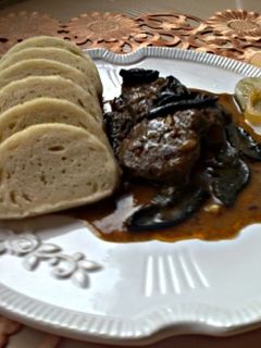 Vörösboros vaddisznó comb erdei gombával recept fotója