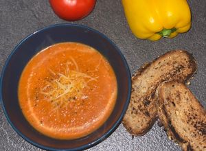 Une photo de Soupe tomates poivrons rôtis et toastinettes
