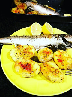 Una foto de Merlucita con patatas al horno