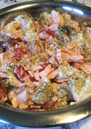 Une photo de Salade de pommes de terre blue belle et tomates au saumon et aneth (sauce feta citron noix)