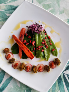 Una foto de Ensalada tibia de tirabeques con chorizo y romescu
