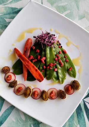 Una foto de Ensalada tibia de tirabeques con chorizo y romescu