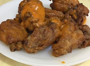 صورة لوصفة اجنحة الدجاج المقرمشة بصوص البافلو buffalo chicken wings
