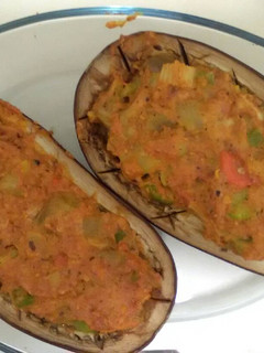 Una foto de Berenjenas rellenas de avena y verduras