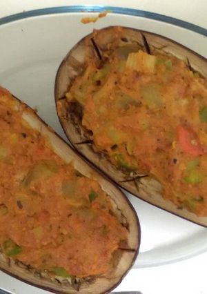 Una foto de Berenjenas rellenas de avena y verduras