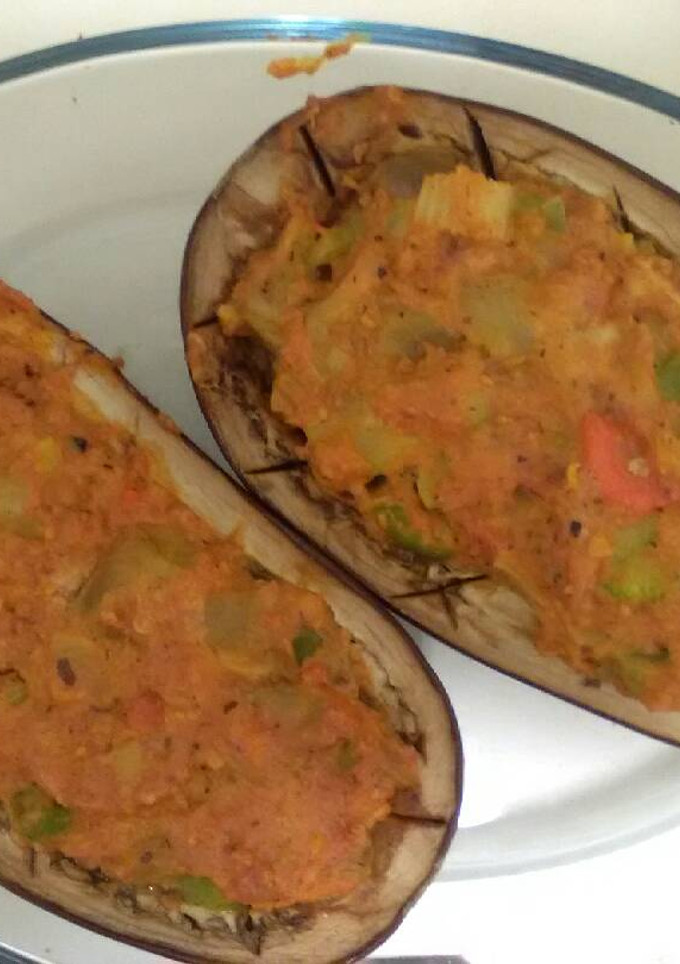 Una foto de Berenjenas rellenas de avena y verduras