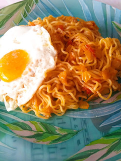 Una foto de Noodles instantáneos con huevo frito