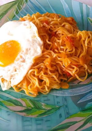 Foto principal de Noodles instantáneos con huevo frito
