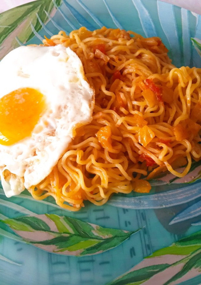 Una foto de Noodles instantáneos con huevo frito