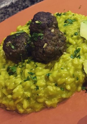 Una foto de Risotto de palta con albóndigas salteadas 🥑