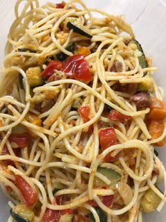 Una foto de Espaguetis con verduras y jamón