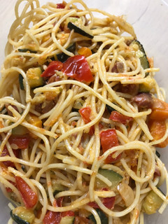 Una foto de Espaguetis con verduras y jamón