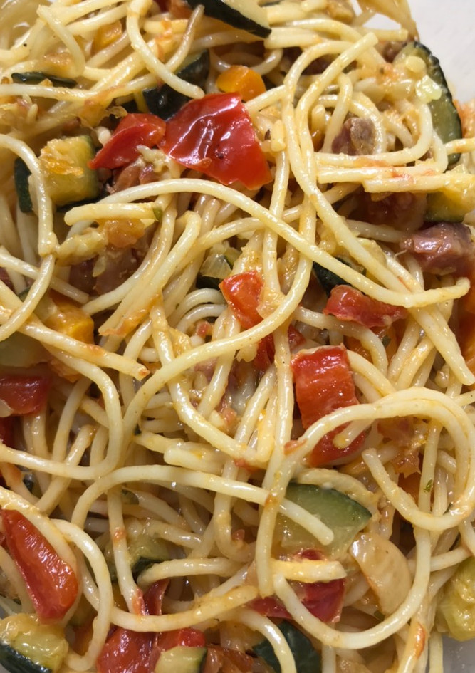 Una foto de Espaguetis con verduras y jamón