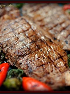 Una foto de Entrecot a la parrilla con pimientos
